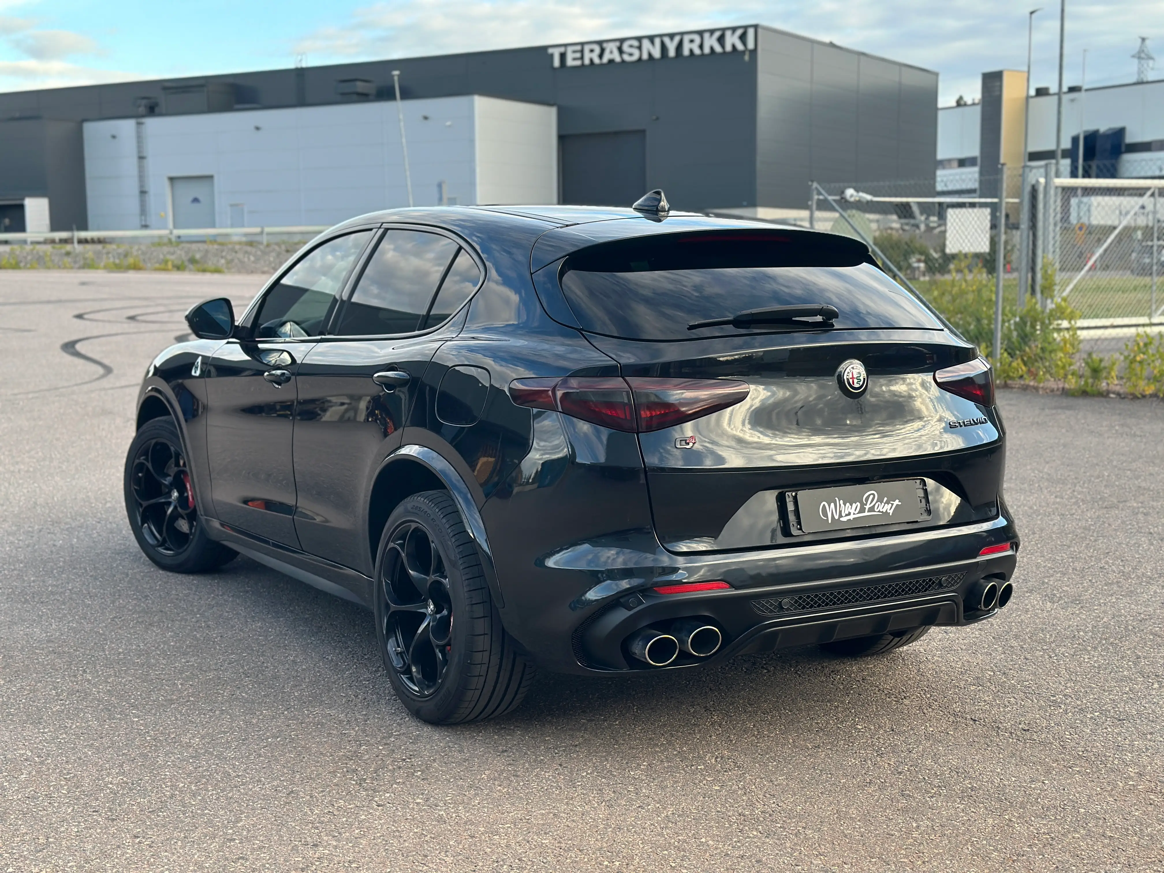 Auton lasien tummennukset