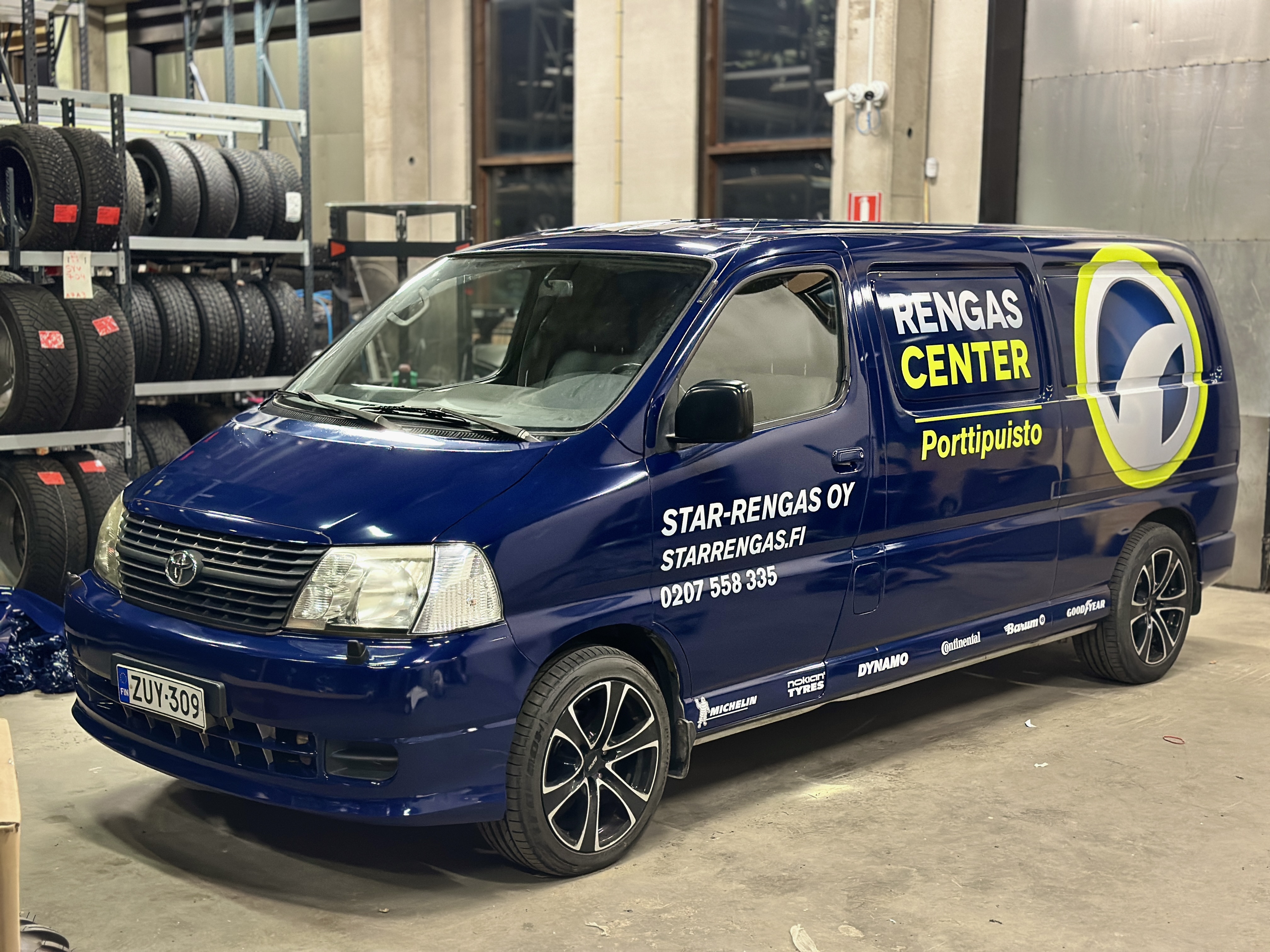 Yrityspaku näyttävällä mainosteippauksella.